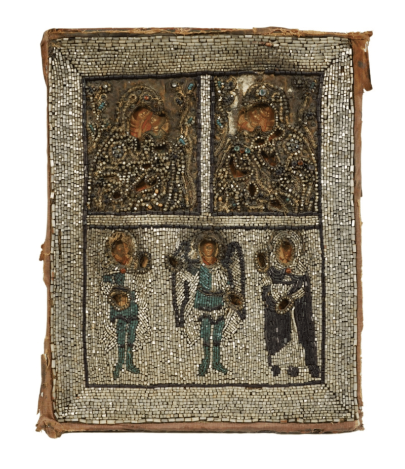 Più Parti con Ricamo Onorifico, esemplari squisitamente decorati che catturano l'attenzione per il loro dettaglio intricato e il significato simbolico. Ogni pezzo è un tributo alla maestria artigianale, rendendo omaggio a figure storiche e culturali attraverso il medium del ricamo.