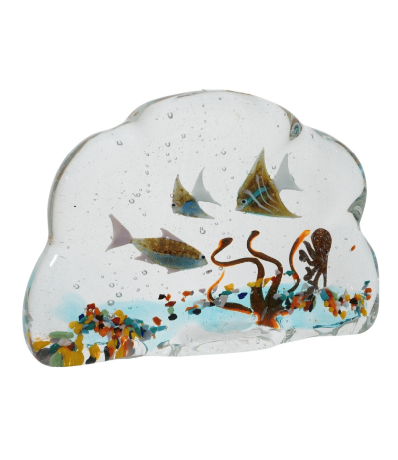 Acquario artistico in vetro di Murano, riempito con pesci colorati e personalizzati, che rappresenta una scena vivace e dinamica del fondo marino. Questo pezzo di decorazione esclusiva porta l'arte della vetreria italiana direttamente nella tua casa o ufficio, aggiungendo un tocco di eleganza e creatività.