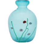 Vaso in vetro di Murano, decorato con inserti colorati e murrine intricatamente disposte, che creano un effetto visivo straordinario. Ogni dettaglio di questo vaso dimostra l'abilità nell'arte vetraria, rendendolo una scelta perfetta per chi cerca un pezzo unico che illumina e anima qualsiasi spazio.