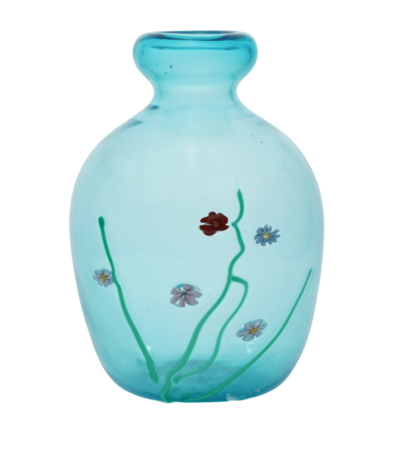 Vaso in vetro di Murano, decorato con inserti colorati e murrine intricatamente disposte, che creano un effetto visivo straordinario. Ogni dettaglio di questo vaso dimostra l'abilità nell'arte vetraria, rendendolo una scelta perfetta per chi cerca un pezzo unico che illumina e anima qualsiasi spazio.
