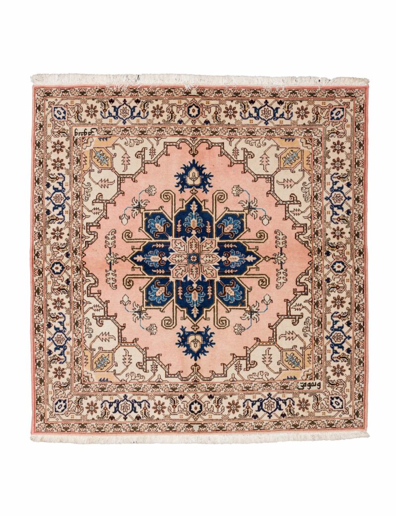 Tappeto Ardabil riccamente decorato con motivi classici persiani e una palette di colori armoniosa. Questo tappeto esemplifica la maestria nella tessitura orientale e aggiunge un'eleganza senza tempo a qualsiasi ambiente.