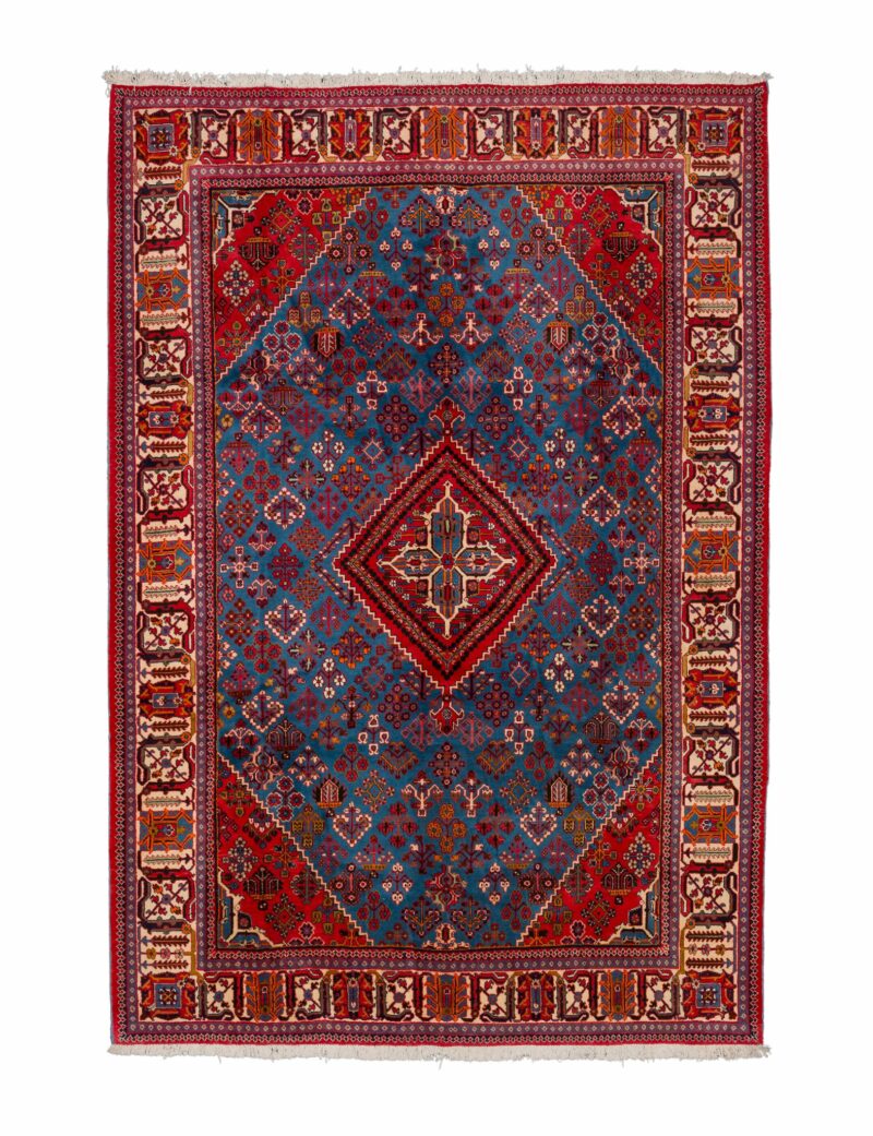 Tappeto orientale Mey Mey, caratterizzato da un'esplosione di colori vivaci e motivi dettagliati che catturano lo sguardo. Perfetto per aggiungere calore e carattere a qualsiasi spazio, rappresenta una fusione raffinata di arte e cultura tessile.