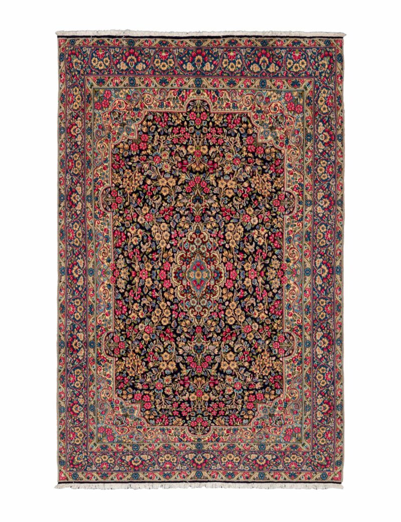 Tappeto Kerman Arjeman esibendo intricati motivi floreali e una ricca palette di colori. Ogni dettaglio di questo tappeto è curato con maestria, offrendo un'opera d'arte tessile che combina tradizione e comfort visivo.