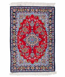 Tappeto Esfahan con trama di seta, caratterizzato da un design ricco e colori vibranti che esaltano ogni dettaglio. Perfetto per elevare il decor di qualsiasi stanza, questo tappeto rappresenta il culmine dell'arte tessile persiana, combinando bellezza e lusso.