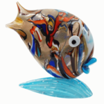 Pesce in vetro di Murano, soffiato a mano e rifinito con colori brillanti che catturano l'essenza del mondo sottomarino. Quest'opera d'arte non solo decora lo spazio con un tocco di colore e creatività, ma dimostra anche l'eccezionale abilità degli artigiani vetrai di Murano.