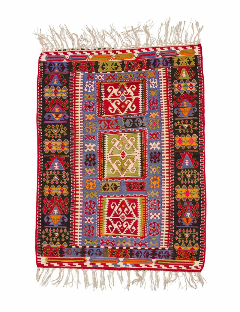 Kilim Ayden, un tappeto dal design vivace con schemi geometrici che risaltano grazie a una palette di colori brillanti. Perfetto per chi cerca un elemento decorativo che sia allo stesso tempo funzionale e di grande impatto visivo, questo Kilim è una testimonianza dell'abilità artigianale nella tessitura.