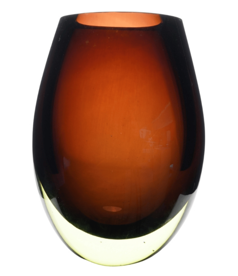 Vaso in vetro di Murano, noto per la sua tecnica del 'sommerso' che crea straordinari effetti di colore e profondità. Questo vaso non solo è un pezzo di conversazione ma anche una testimonianza dell'arte vetraria muranese, ideale per aggiungere eleganza e stile a qualsiasi ambiente.