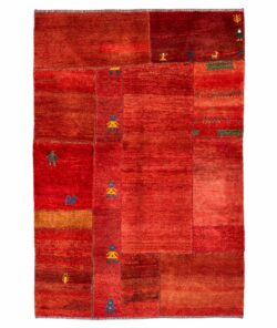 Tappeto Puzzle Gabbeh, caratterizzato da un assortimento di forme e colori che si combinano in un design accattivante. Questo tappeto non solo decora, ma invita anche a interazioni creative, rendendolo ideale per spazi dinamici e moderni.